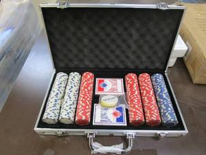 lot 189 image: Trademark Commerce 10-1090-300SQL Maverick 300 Dice Style 11.5G Poker Chip Set