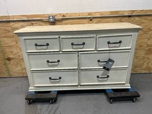 ASHLEY Teganville 7 Drawer Dresser