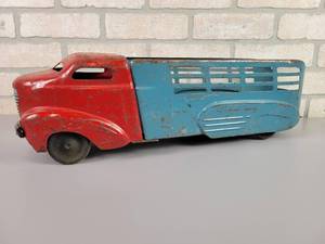 lot 283 image: 1940s WYANDOTTE Pressed Steel Truck Toy