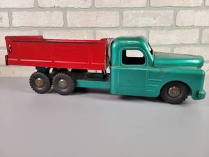 lot 285 image: STRUCTO Pressed Steel Tandem Axle Dump Truck Toy