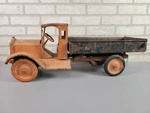 lot 289 image: Rare 1920s KEYSTONE Pressed Steel Dump Truck - Dump Works