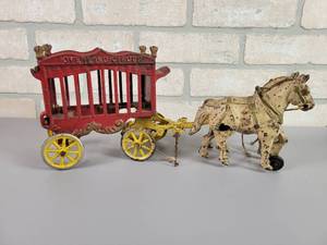 lot 306 image: Antique KENTON Cast Iron Overland Circus Wagon and Horse Team