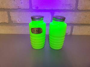 lot 332 image: Vintage Jadeite Salt & Pepper Shakers