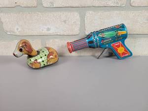 lot 347 image: Vintage Tin Litho Bobbing Dog and Space Gun - Made in Japan