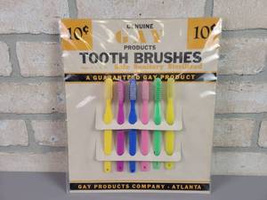 lot 354 image: Vintage Genuine GAY Products Tooth Brushes in Original Store Display