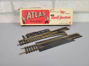 lot 359 image: Vintage ATLAS HO Scale Snap-Switch Railroad Switch in Original Box