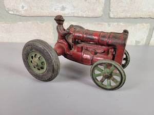 lot 371 image: Antique Cast Iron ARCADE Fordson Tractor