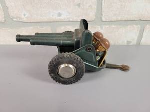lot 383 image: 1960s Tin Litho American Army Gunners Trailer w 2 Soldiers - Made in Japan