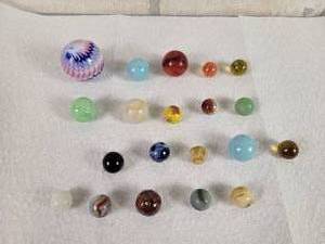 lot 392 image: Glass Marble Collection - Sizes from 1-12 to 916