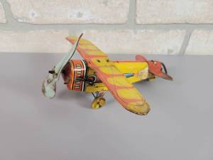 lot 404 image: Vintage Unique Aret Mfg. Tin Litho Wind-Up Airplane Toy - Sky Rangers - WORKS