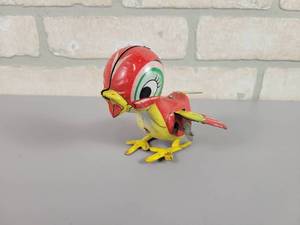 lot 407 image: Vintage Little Red Bobbin Robin Tin Litho Wind-Up Toy - WORKS