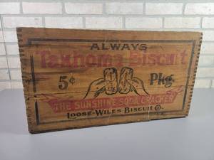 lot 420 image: Vintage Takhoma Biscuit Crate - The Sunshine Soda Cracker - Klossner, MN