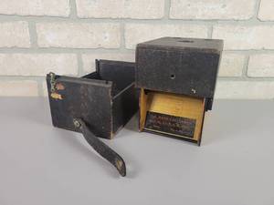 lot 422 image: Antique Eastman Kodak  Blair No. 7 Weno Hawk-Eye Box Camera - Patent 1897