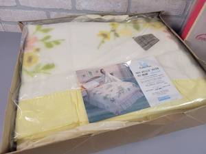 lot 438 image: Vintage NOS PENNEYS Golden Dawn in Original Box