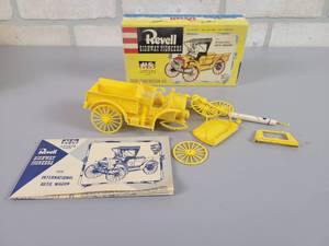 lot 467 image: Vintage REVELL 1910 International Auto Wagon Plastic Model
