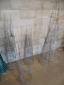 lot 6 image: 12 tomato cages