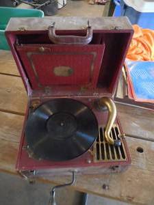 lot 17 image: Antique Silvertone Deluxe Portable Hand Crank Windup Record Player
