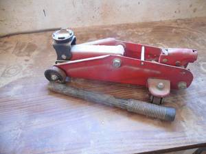 lot 28 image: Floor jack