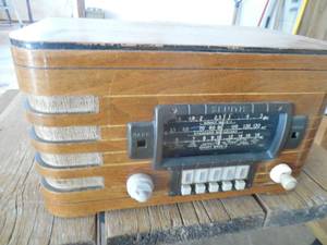 lot 37 image: Zenith Antique Radio