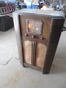 lot 38 image: Vintage RCA Victor Talking Machine Radio- 1937