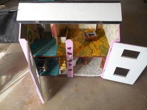 lot 48 image: Kids playhouse
