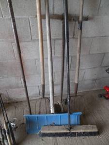 lot 89 image: Long handle tool Lot