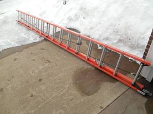 lot 92 image: 32 Fiberglass Extension Ladder
