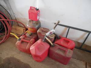 lot 100 image: 8 - gas can lot