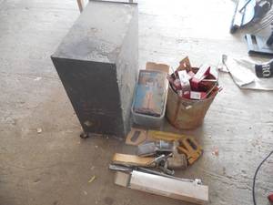 lot 103 image: Mix lot of tools & cabinet