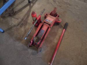 lot 110 image: Floor jack & Bottle Jack
