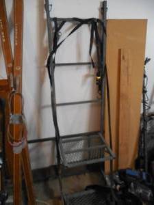lot 118 image: Single person hunting stand