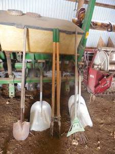 lot 163 image: Assorted Long Handle Tool Lot