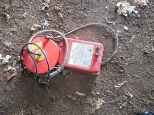 lot 165 image: Electric Fencer & Stock tank Heater