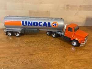 lot 134 image: Semi Trucks
