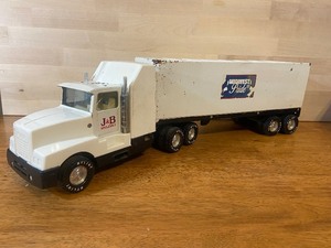 lot 136 image: Semi Trucks
