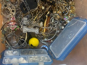 lot 138 image: Jewelry