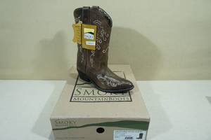 lot 77 image: Smoky Mountain Boots -Kids Size 5, BrownTan