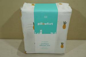 lot 93 image: New Pillowfort Cotton Sheet Set -Full, WhitePineapples
