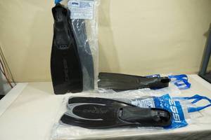 lot 155 image: Cressi Snorkel Fins - AguaRondinella