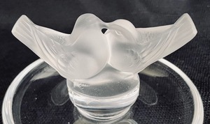 lot 15 image: Lalique Kissing Doves Ring Dish