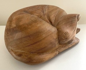 lot 49 image: Charming Wooden Sleeping Cat Decorative Figurine