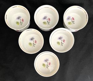 lot 63 image: 6 Floral Accented Ramekins