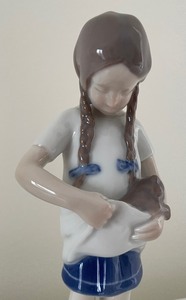 lot 77 image: Vintage Bing & Grndahl Girl with Cat Figurine 1779