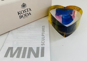 lot 97 image: Kosta Boda Mini Sculptures Heart Designed by Bertil Vallien
