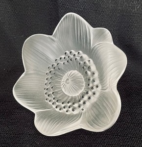 lot 21A image: Lalique Anemone