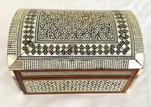 lot 26 image: Vintage Mother of Pearl Dresser Box (Egypt)
