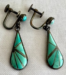 lot 52 image: Pair of Vintage Sterling and Turquoise Screw Back Earrings