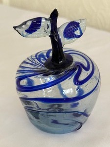 lot 50 image: Art Glass Apple Figurine