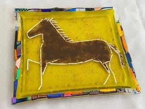 lot 72 image: Artisan Infused Art Glass Horse Themed Plate