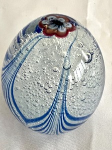 lot 62 image: Beautiful Art Glass Paperweight